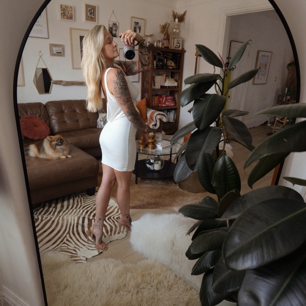 Meshki White Backless Dress - Picture 3 of 3